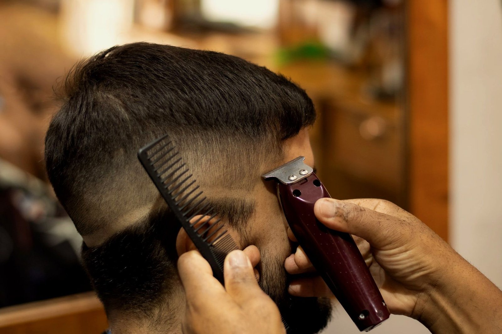 Corte en proceso con máquina y peine