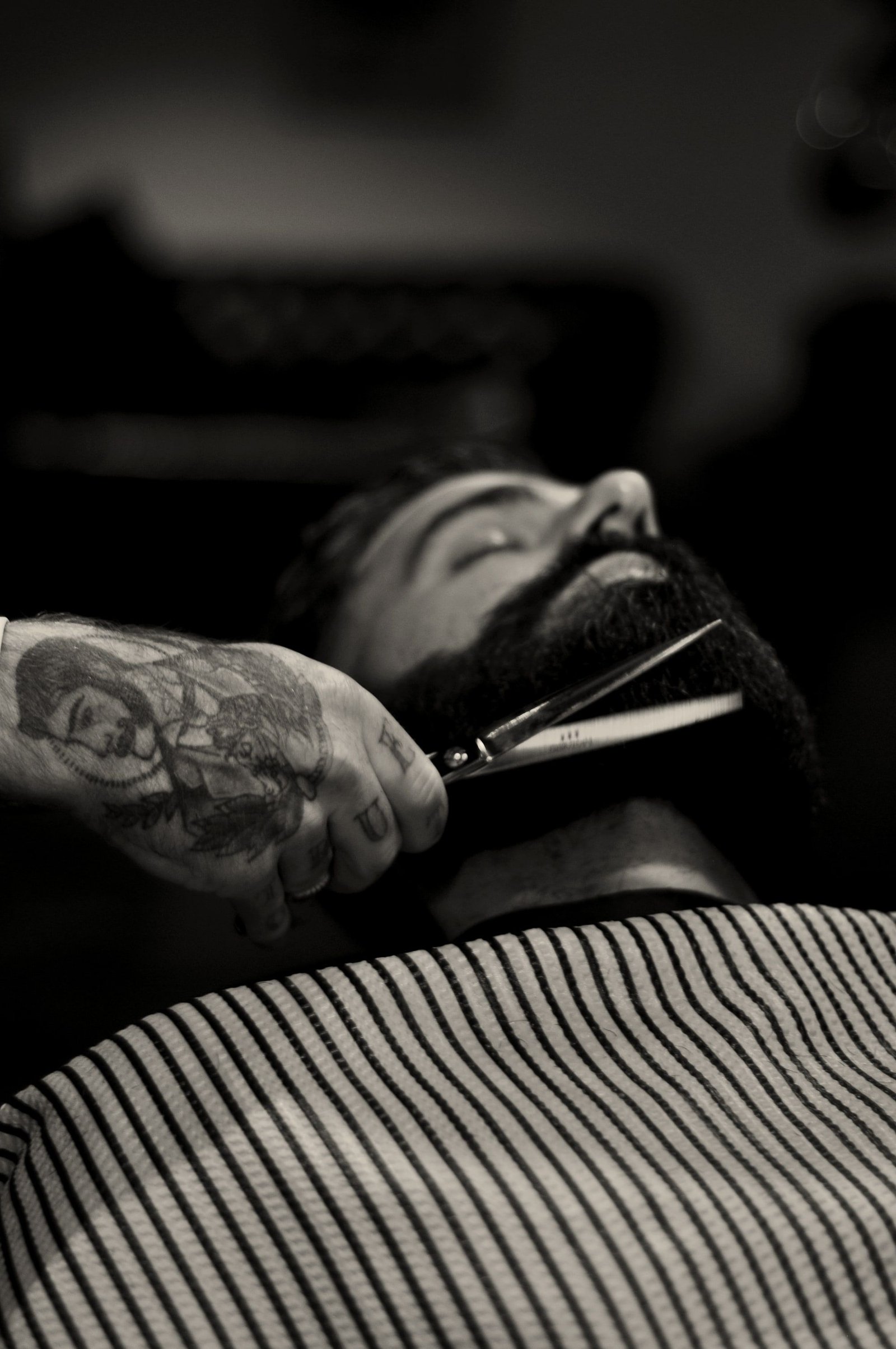 Perfilado de barba a tijera en blanco y negro