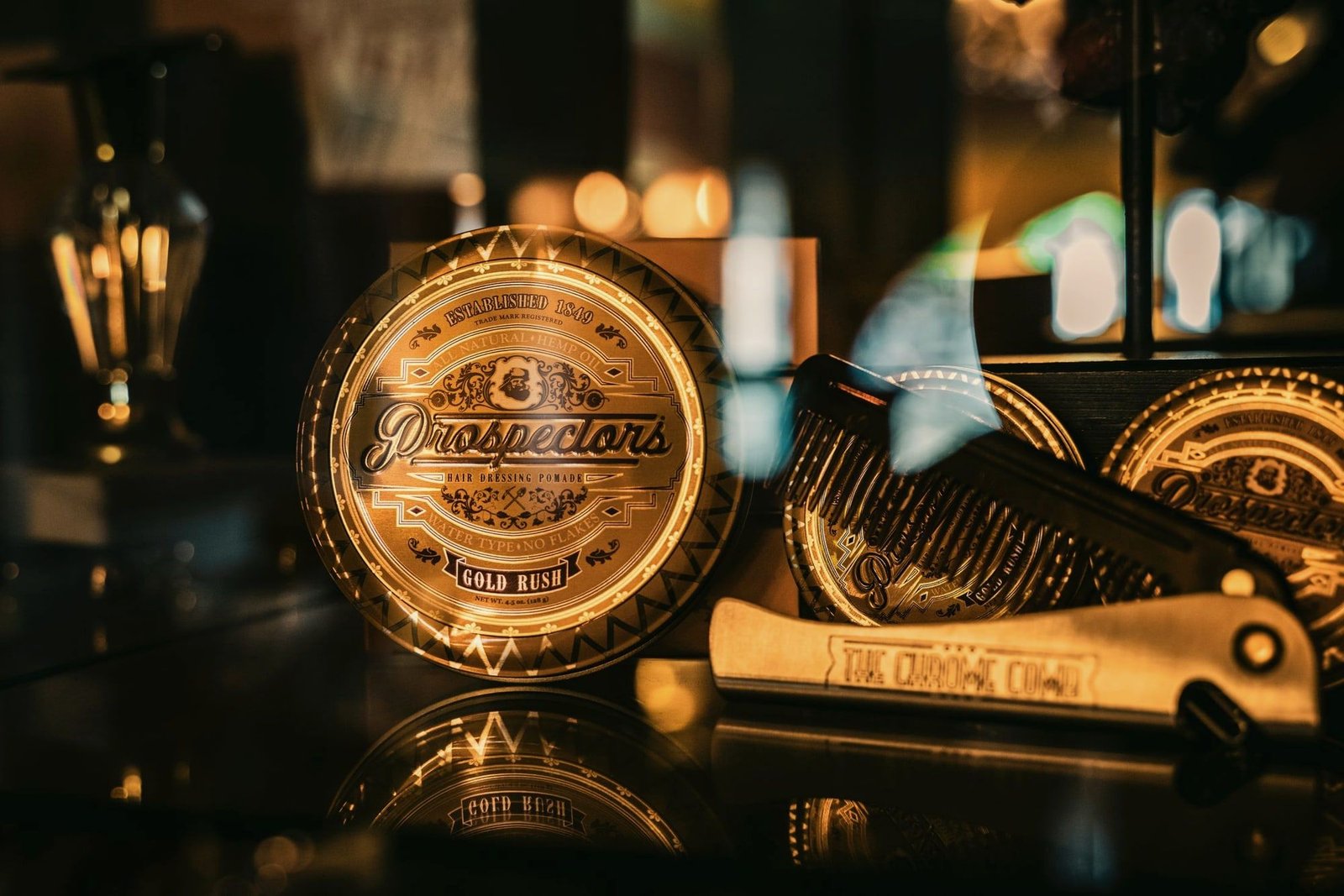 Latas de pomada iluminadas en la repisa de la boutique